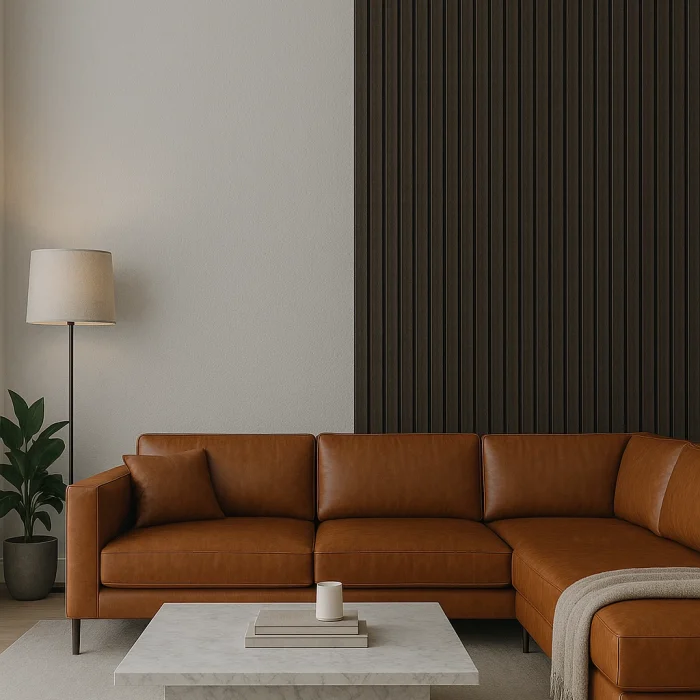 Modernes Wohnzimmer mit braunem Ledersofa, Marmortisch, Stehlampe, Pflanze und geriffelter Holzverkleidung.