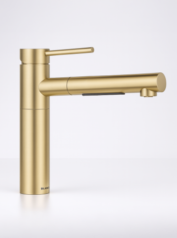 Moderner, goldener Wasserhahn mit zylindrischer Form und Hebelgriff vor hellem Hintergrund.