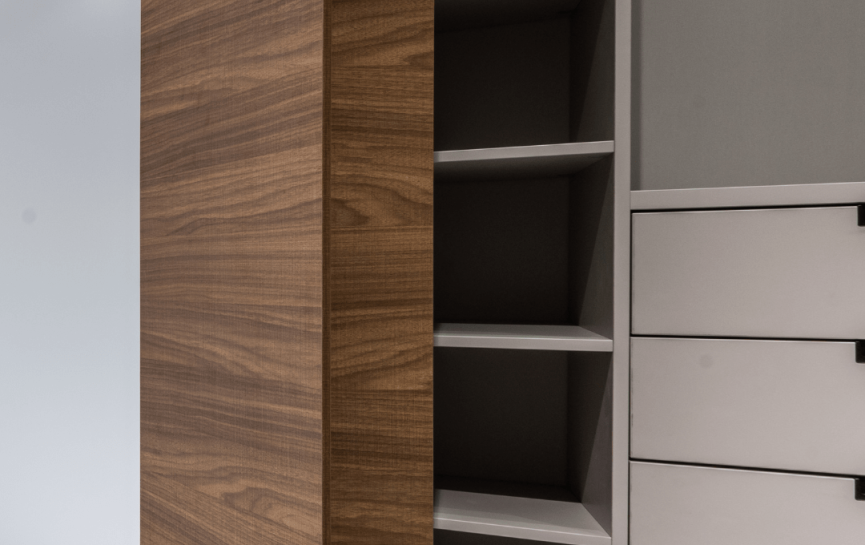 Moderner Innenraum mit offenem Schrank, Holzpaneel und hellem Marmorboden, minimalistisch gestaltet.