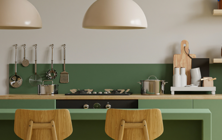 Moderne Küche mit grüner Küchenzeile, Holzstühlen und minimalistischen Details in natürlicher Atmosphäre.
