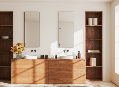 Modernes Badezimmer mit Holzdetails, zwei Waschbecken, Spiegeln und gelben Blumen für frische Akzente.