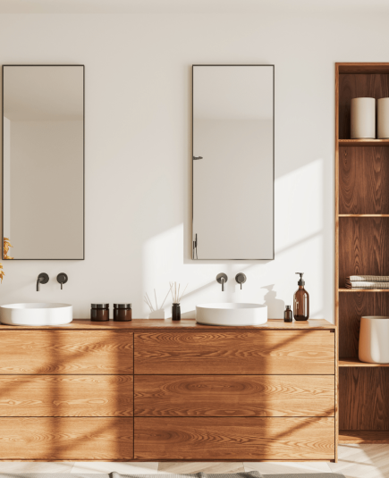 Modernes Badezimmer mit Holzdetails, zwei Waschbecken, Spiegeln und gelben Blumen für frische Akzente.