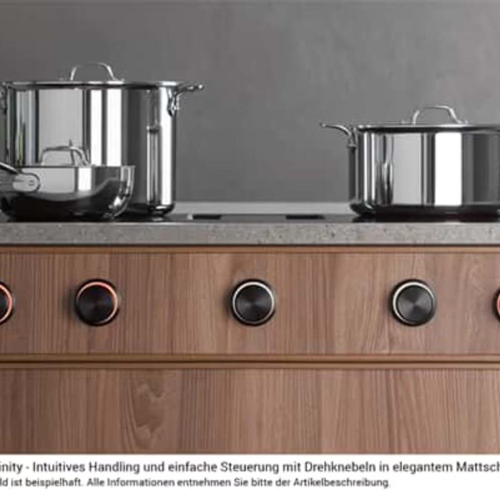 Moderne Küche mit glänzenden Edelstahltöpfen auf einem eleganten Kochfeld mit schwarzen Drehknöpfen.